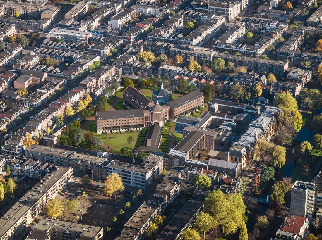 Vogelvlucht over het complex